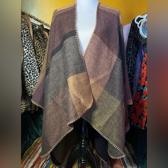 Multicolor poncho/shawl/cape like new and reversible! - Picture 6 of 16